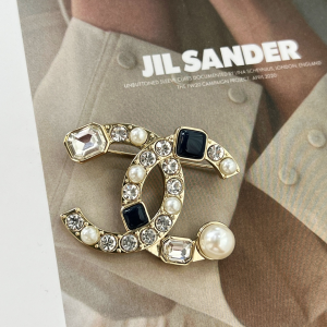 Essenceofluxury Womens Jewelry Chanel Crystal CC Diamonds Brooch A62PP180 AA194595