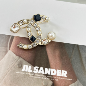 Essenceofluxury Womens Jewelry Chanel Crystal CC Diamonds Brooch A62PP180 AA194595