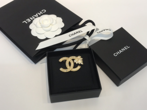 Essenceofluxury Womens Jewelry Chanel Crystals CC Logo Brooch A39PP180 AA194562