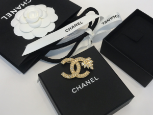 Essenceofluxury Womens Jewelry Chanel Crystals CC Logo Brooch A39PP180 AA194562