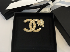 Essenceofluxury Womens Jewelry Chanel Crystals CC Logo Brooch A39PP180 AA194562
