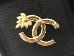 Essenceofluxury Womens Jewelry Chanel Crystals CC Logo Brooch A39PP180 AA194562