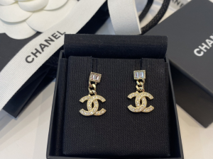 Essenceofluxury Womens Jewelry Chanel Crystals CC Logo Earrings A39PP180 AA194561