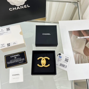 Essenceofluxury Womens Jewelry Chanel Crystals Gold CC Logo Brooch A62PP180 AA194592