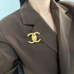 Essenceofluxury Womens Jewelry Chanel Crystals Gold CC Logo Brooch A62PP180 AA194592