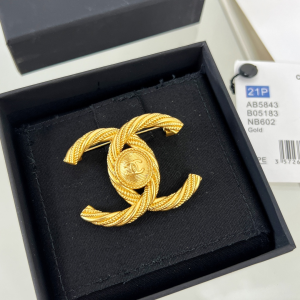 Essenceofluxury Womens Jewelry Chanel Crystals Gold CC Logo Brooch A62PP180 AA194592