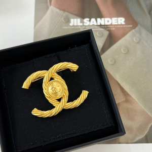 Essenceofluxury Womens Jewelry Chanel Crystals Gold CC Logo Brooch A62PP180 AA194592