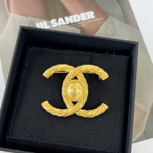 Essenceofluxury Womens Jewelry Chanel Crystals Gold CC Logo Brooch A62PP180 AA194592
