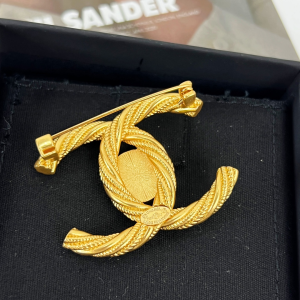 Essenceofluxury Womens Jewelry Chanel Crystals Gold CC Logo Brooch A62PP180 AA194592