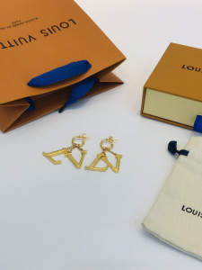 Essenceofluxury Womens Jewelry Louis Vuitton LV Optic Earrings Gold A39PP180 AA194569