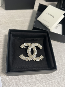 Essenceofluxury Womens Jewelry Chanel Crystals CC Logo Brooch A152PP180 AA194982
