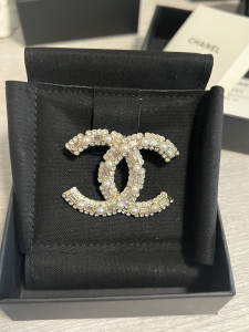 Essenceofluxury Womens Jewelry Chanel Crystals CC Logo Brooch A152PP180 AA194982
