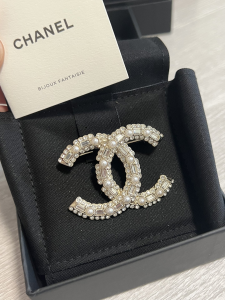 Essenceofluxury Womens Jewelry Chanel Crystals CC Logo Brooch A152PP180 AA194982