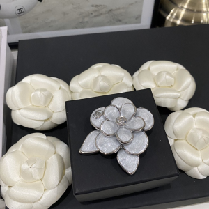 Essenceofluxury Womens Jewelry Chanel CC Flowers Brooch A152PP180 AA196015