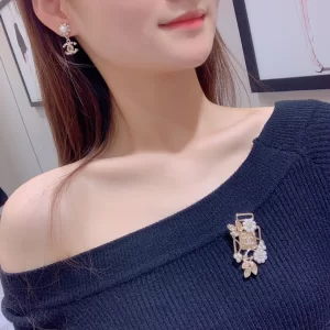 Essenceofluxury Womens Jewelry Chanel Crystals CC Leaf Brooch A152PP180 AA196009