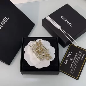Essenceofluxury Womens Jewelry Chanel Crystals CC Leaf Brooch A152PP180 AA196009
