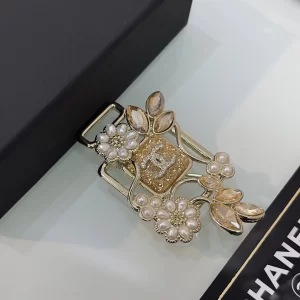 Essenceofluxury Womens Jewelry Chanel Crystals CC Leaf Brooch A152PP180 AA196009