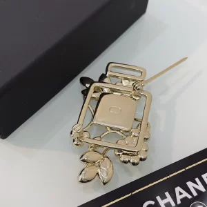 Essenceofluxury Womens Jewelry Chanel Crystals CC Leaf Brooch A152PP180 AA196009