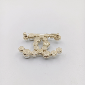 Essenceofluxury Womens Jewelry Chanel Pearl CC Logo Brooch A152PP180 AA196007