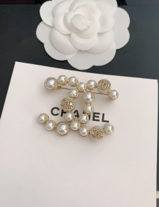 Essenceofluxury Womens Jewelry Chanel Pearl CC Logo Brooch A152PP180 AA196007