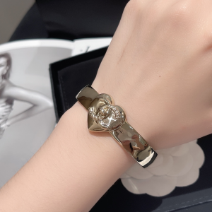 Essenceofluxury Womens Jewelry Chanel CC Logo Heart Open Cut Bracelets A173PP280 AA196571