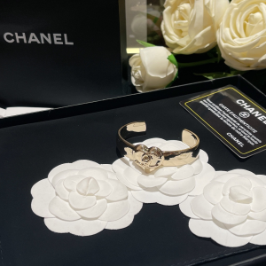 Essenceofluxury Womens Jewelry Chanel CC Logo Heart Open Cut Bracelets A173PP280 AA196571