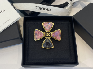 Essenceofluxury Womens Jewelry Chanel CC Logo Cross Brooch A39PP180 AA196704