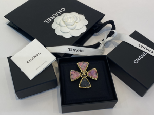 Essenceofluxury Womens Jewelry Chanel CC Logo Cross Brooch A39PP180 AA196704