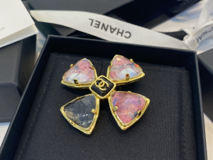 Essenceofluxury Womens Jewelry Chanel CC Logo Cross Brooch A39PP180 AA196704