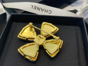 Essenceofluxury Womens Jewelry Chanel CC Logo Cross Brooch A39PP180 AA196704