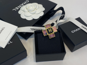 Essenceofluxury Womens Jewelry Chanel CC Logo Cross Brooch A39PP180 AA196705