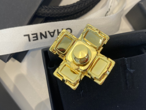 Essenceofluxury Womens Jewelry Chanel CC Logo Cross Brooch A39PP180 AA196705