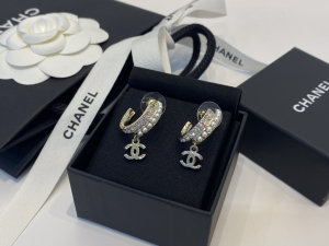Essenceofluxury Womens Jewelry Chanel CC Logo Pearls Earrings A39PP180 AA196721