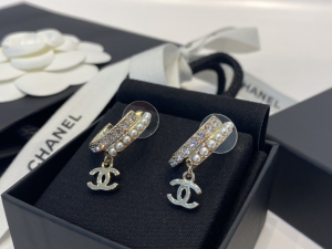 Essenceofluxury Womens Jewelry Chanel CC Logo Pearls Earrings A39PP180 AA196721