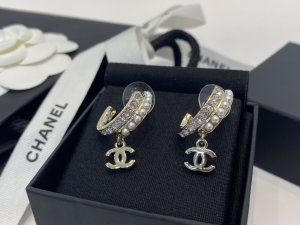 Essenceofluxury Womens Jewelry Chanel CC Logo Pearls Earrings A39PP180 AA196721