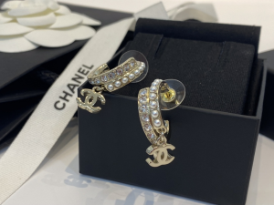 Essenceofluxury Womens Jewelry Chanel CC Logo Pearls Earrings A39PP180 AA196721