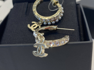 Essenceofluxury Womens Jewelry Chanel CC Logo Pearls Earrings A39PP180 AA196721