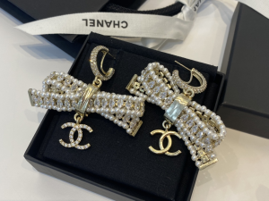 Essenceofluxury Womens Jewelry Chanel Crystals CC Logo Bowknot Earrings A39PP280 AA196708