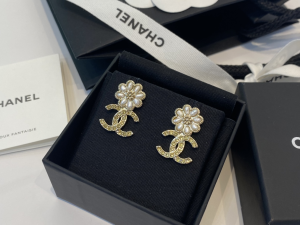 Essenceofluxury Womens Jewelry Chanel Gold CC Logo Flowers Earrings A39PP180 AA196716