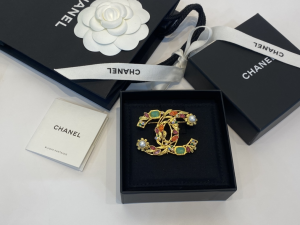 Essenceofluxury Womens Jewelry Chanel Gold Multicolor CC Logo Brooch A39PP180 AA196712