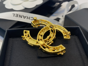 Essenceofluxury Womens Jewelry Chanel Gold Multicolor CC Logo Brooch A39PP180 AA196712