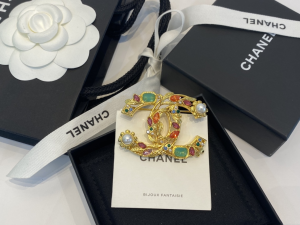Essenceofluxury Womens Jewelry Chanel Gold Multicolor CC Logo Brooch A39PP180 AA196712