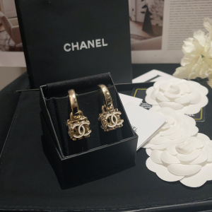 Essenceofluxury Womens Jewelry Chanel CC Logo Lock Earrings Gold A173PP180 AA197000