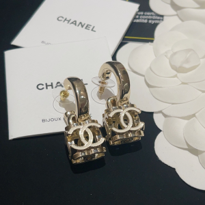Essenceofluxury Womens Jewelry Chanel CC Logo Lock Earrings Gold A173PP180 AA197000