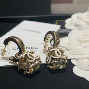 Essenceofluxury Womens Jewelry Chanel CC Logo Lock Earrings Gold A173PP180 AA197000