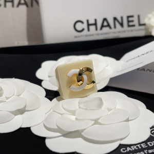 Essenceofluxury Womens Jewelry Chanel CC Logo Latte White Rings A173PP280 AA197414