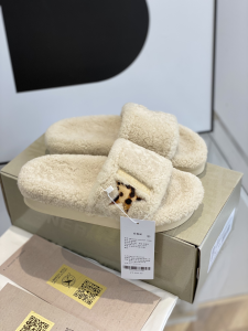 Golden Goose Beige Poolstar Shearling Slide Flat Sandals Golden Goose Beige Poolstar Shearling Slide Flat Sandals