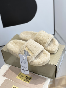 Golden Goose Beige Poolstar Shearling Slide Flat Sandals Golden Goose Beige Poolstar Shearling Slide Flat Sandals