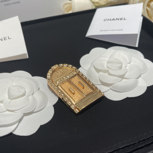 Essenceofluxury Womens Jewelry Chanel Gold CC Logo Door Brooch A173PP280 AA197851