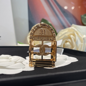 Essenceofluxury Womens Jewelry Chanel Gold CC Logo Door Brooch A173PP280 AA197851